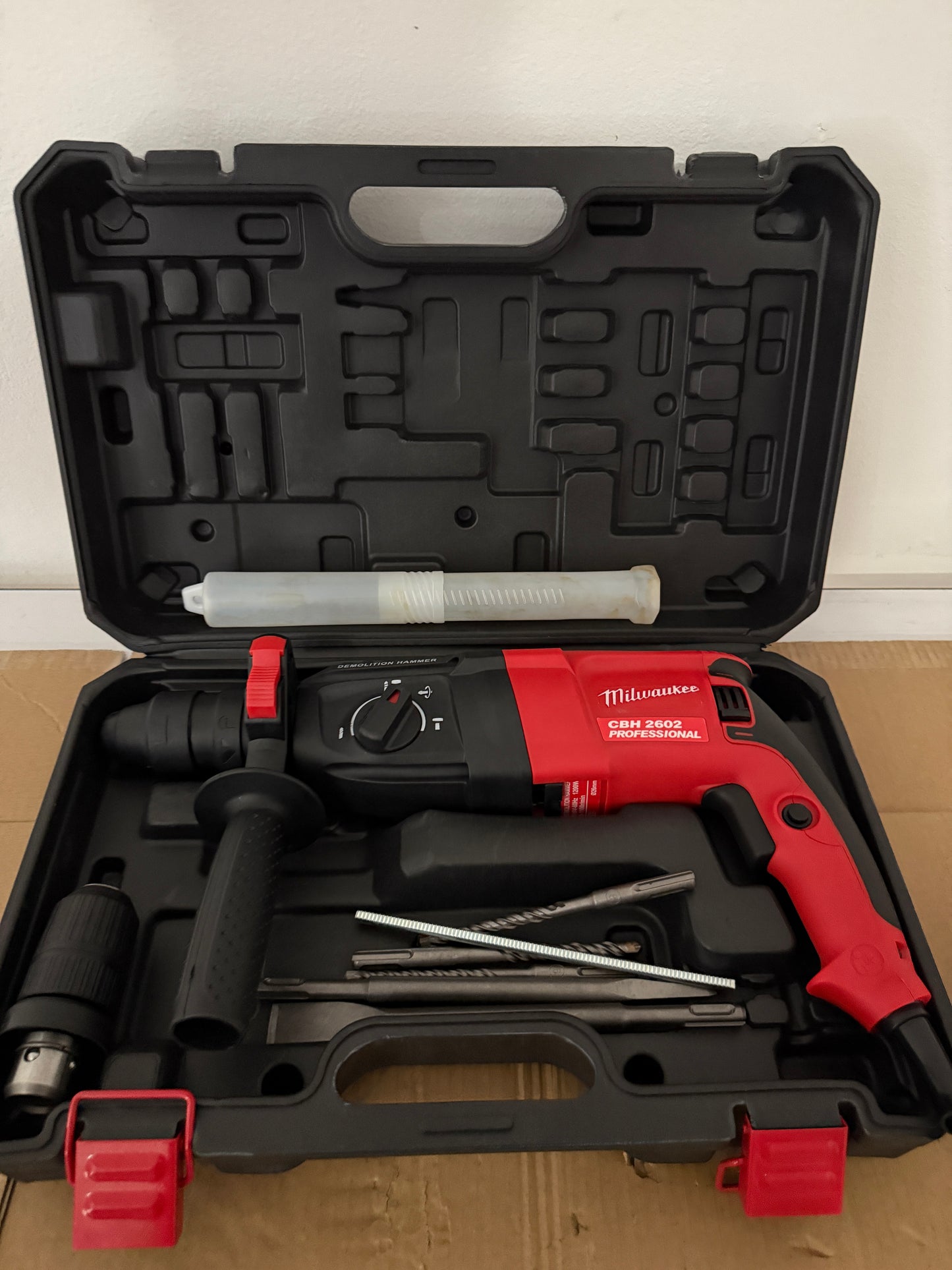 Rotomartillo Milwaukee 1200W: potencia profesional sin excusas